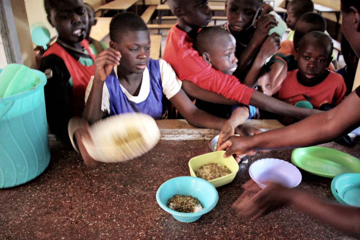 Kinder im Jugendzentrum der Ayiera-Initiative in Korogocho (Nairobi, Kenia) bekommen ein Mittagessen. © Tom Rübenach